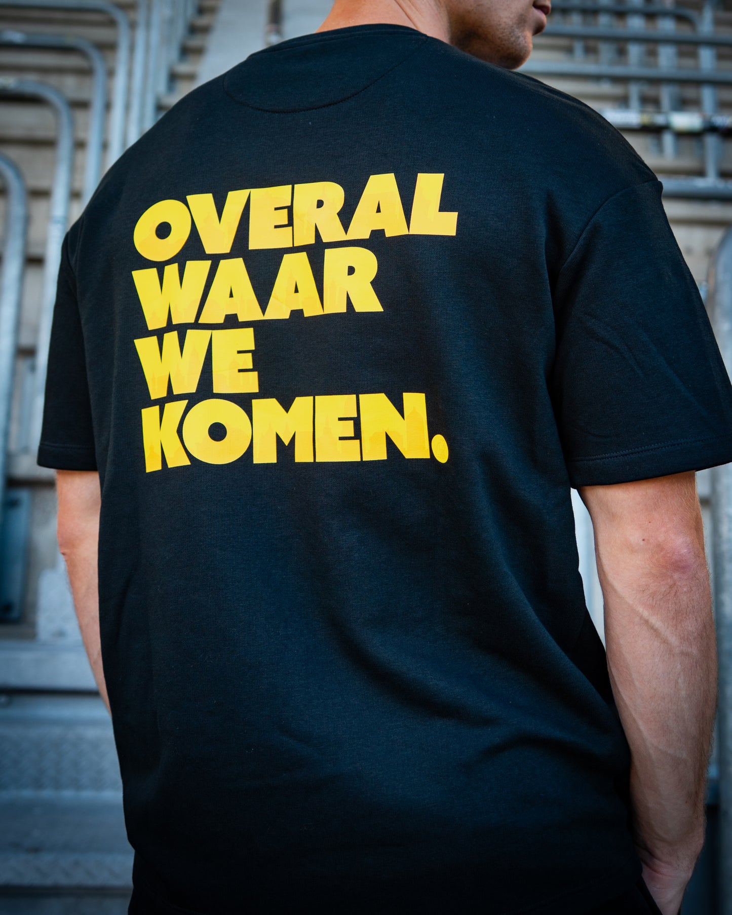 "OVERAL WAAR WE KOMEN" OVERSIZED SWEATSHIRT